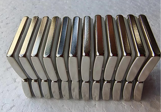 kaufen N52 Arc Neodym-Motormagnete Arc Flat 19x30x4.5mm mit Wechselstrom-Auto-Generator online manufacture