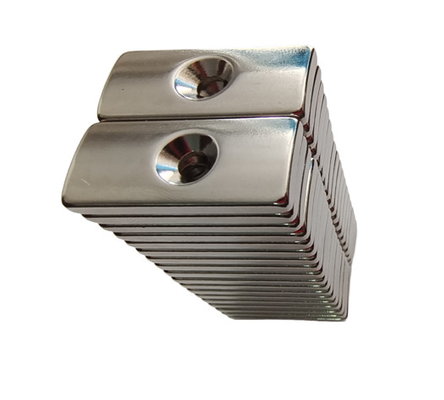 kaufen Bogen-Form-Magnet für Motor kundengebundenes Neodym der Größen-hohen Temperatur mit angesenktem Loch online manufacture